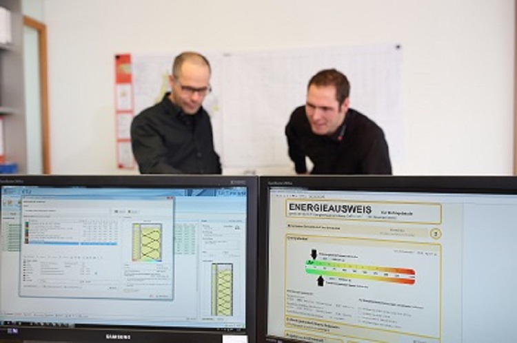 Mitarbeiter müllerblaustein und zwei Bildschirme beim Arbeiten zur Bauphysik