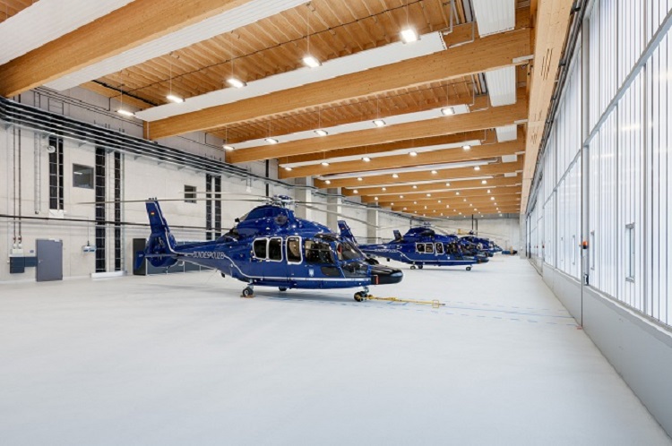 Mehrere blaue Hubschrauber der Bundespolizei Fliegerstaffel Süd Hubschrauberflugplatz München Oberschleißheim in der Halle